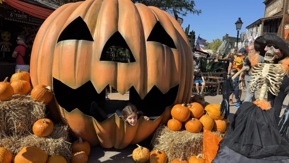 PortAventura en Halloween, pose dentro de una calabaza de Anna
