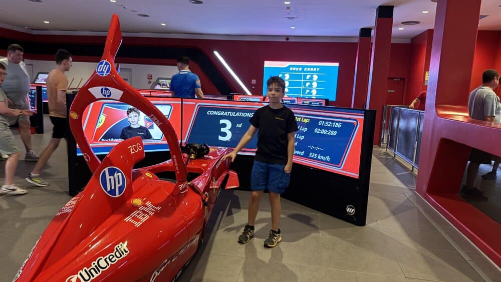 Arnau en el simulador de F1 de Ferrari Land quedando 3º 