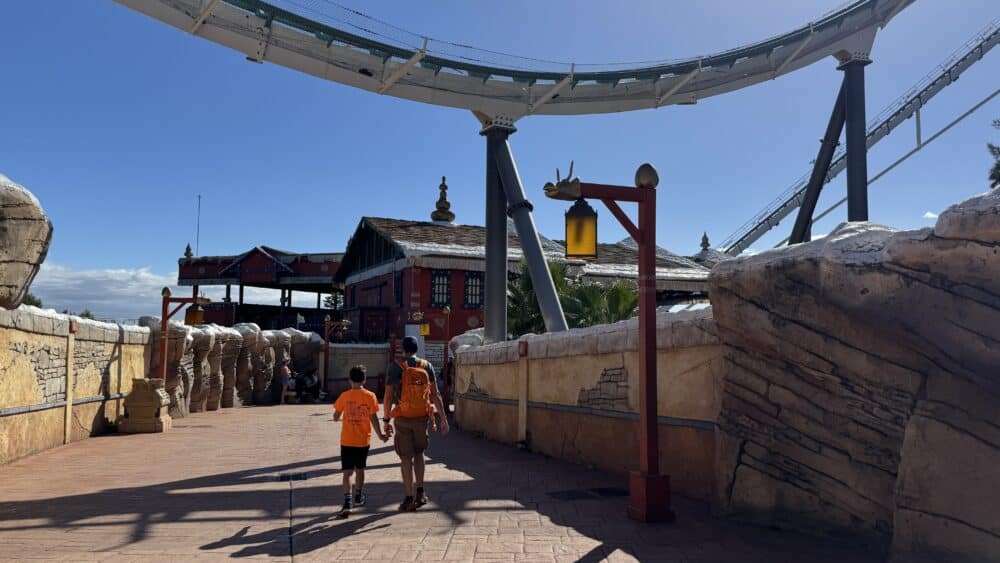 Caminando por China en Portaventura con nuestra entrada comprada on-line antes, accediendo sin colas y sin gente