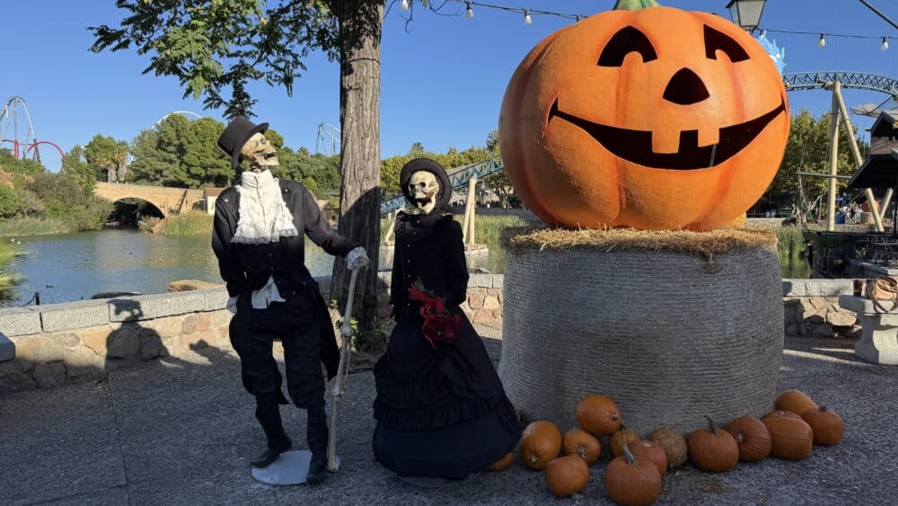 Decoración de Halloween en PortAventura delante del Lago en la mediterranea