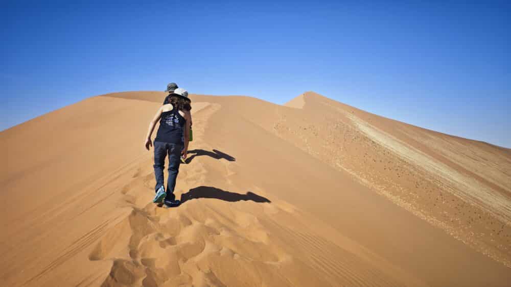 Subiendo a la duna más alta de Sossuvlei en nuestro viaje a Namibia, la Big Daddy