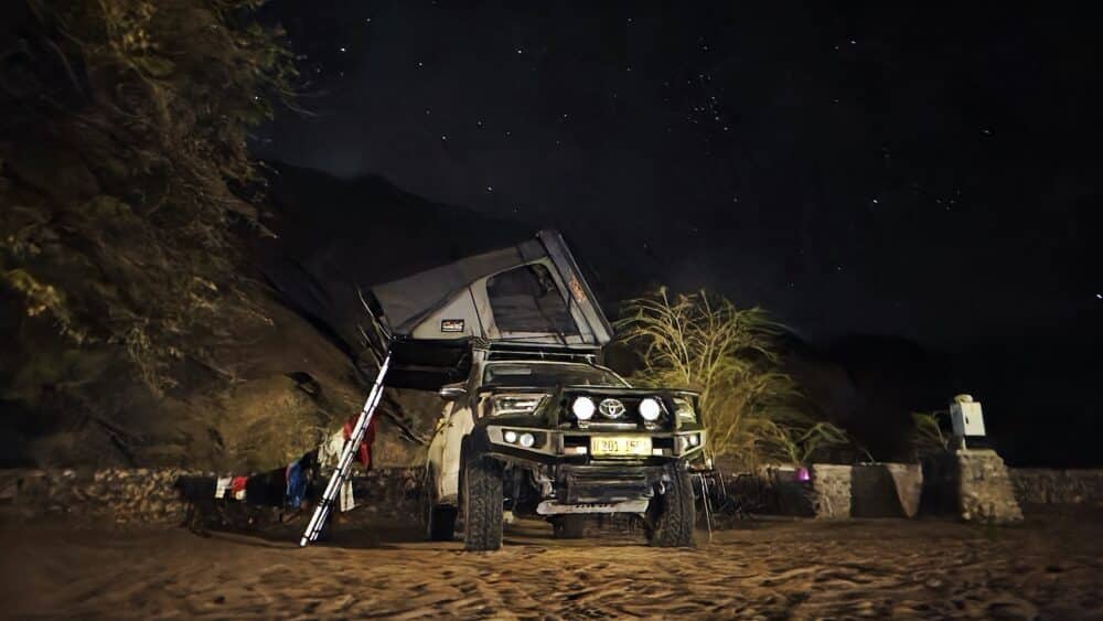 En nuestro 4x4 con tienda acampados en un camping, todos lugares seguros