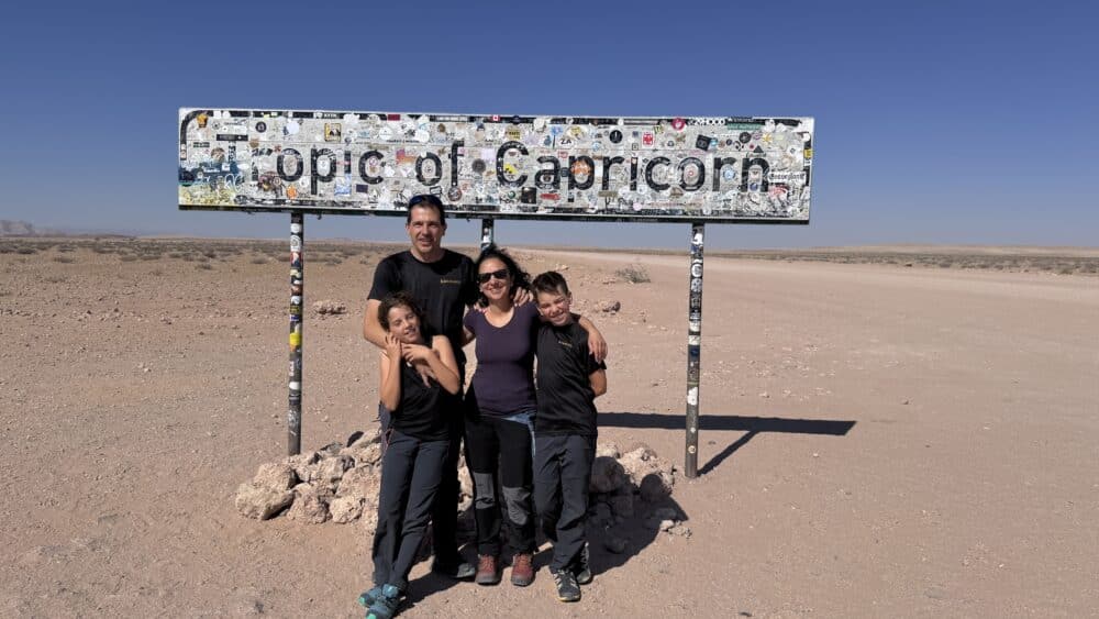 En el Tropico de Capriconio a nuestro paso en nuestro viaje por Namibia en familia