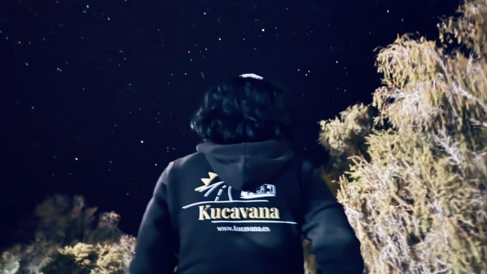 Viendo maravillada el cielo estrellado de las noches de Namibia
