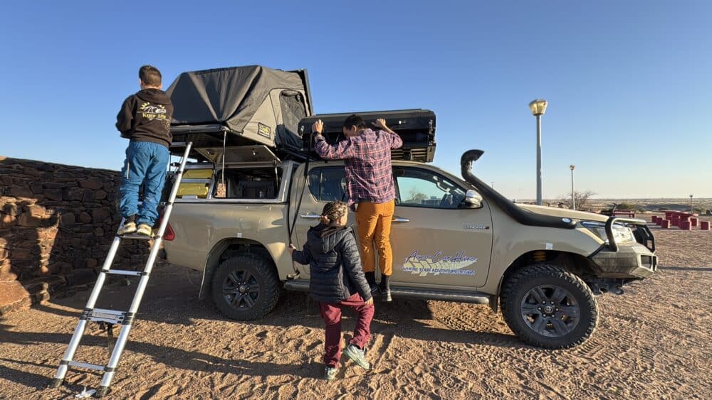 Recogiendo las tiendas techo de nuestro 4x4 de alquiler en nuestro viaje a Namibia de 24 días maravilloso