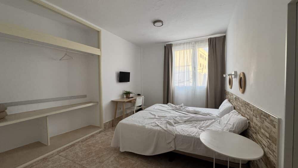 Hostal Cardona de Arrecife, más que correcto para nuestra primera noche y a muy buen precio. Dónde dormir en Arrecife mejores hoteles frente al mar