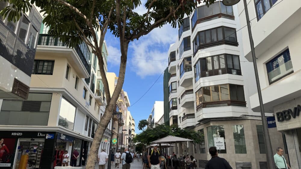 Calle del centro de Arrecife peatonal con tiendas