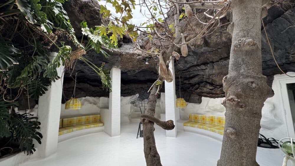 Interior de la Casa Museo de César Manrique en Tahíche, construida sobre lava volcánica.