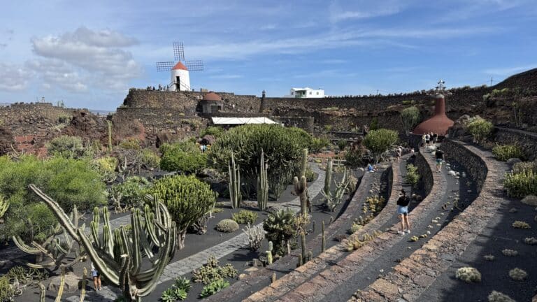 Jardín de cactus de Lanzarote desde la entrada de la taquilla