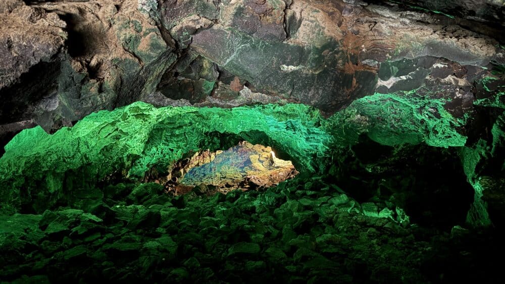Entrada volcánica al túnel natural en los Jameos del Agua al final del restaurante escondido al lado del baño