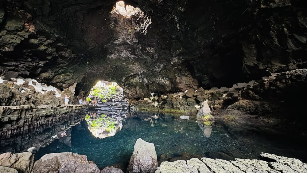 Lago interior con cangrejos blancos ciegos endémicos