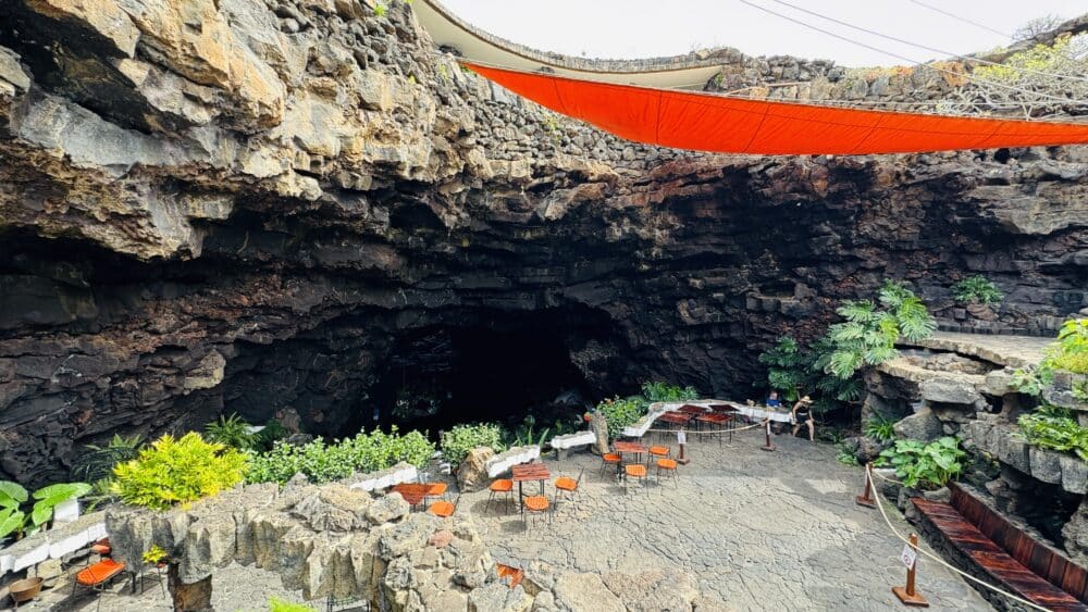 Entrada volcánica al túnel natural en los Jameos del Agua por el restaurante