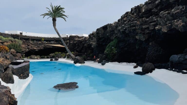 Piscina branca e turquesa de Jameos del Agua Lanzarote