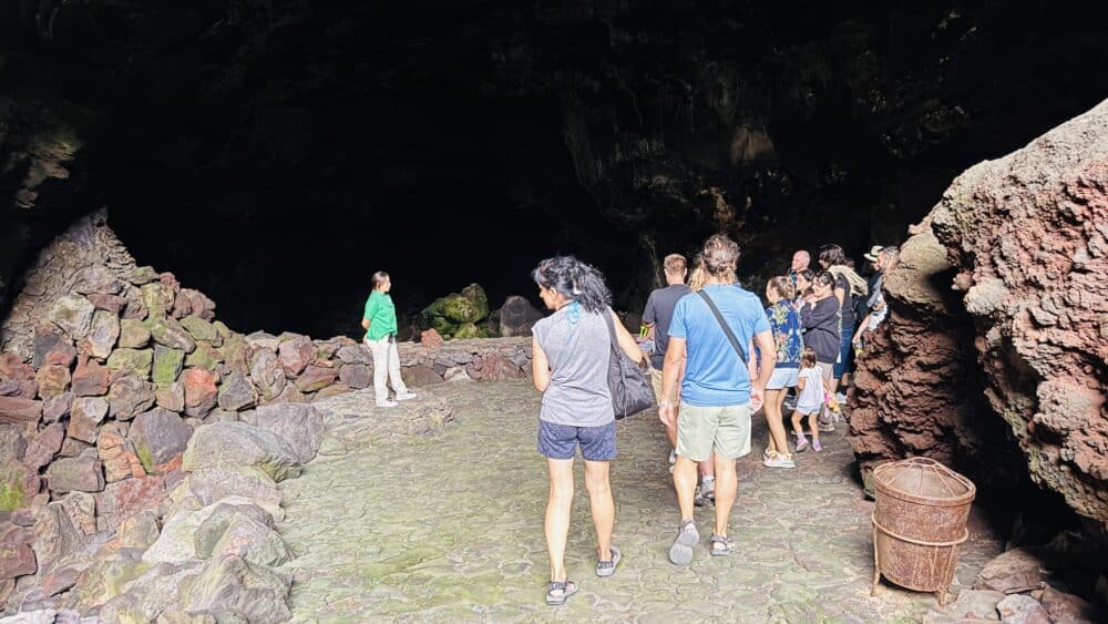 Nuestra guía y grupo a la entrada de la visita guiada a la Cueva de los Verdes en Lanzarote