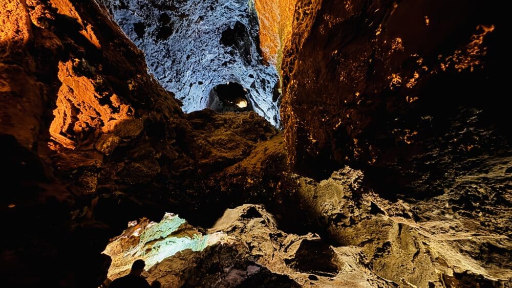 Cueva de los Verdes en Lanazarote iluminada cuidadosamente