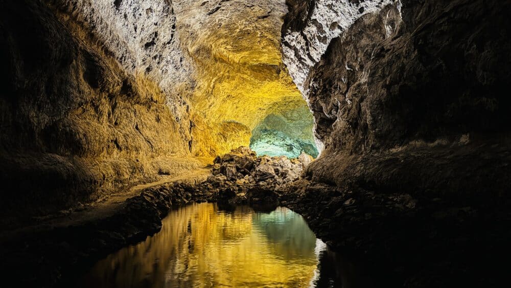 Lago interior de la Cueva de los Verdes, imprescindible que ver en Lanzarote