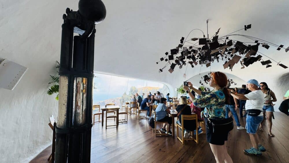 Restaurante del Mirador del Río con vistas al archipiélago Chinijo.