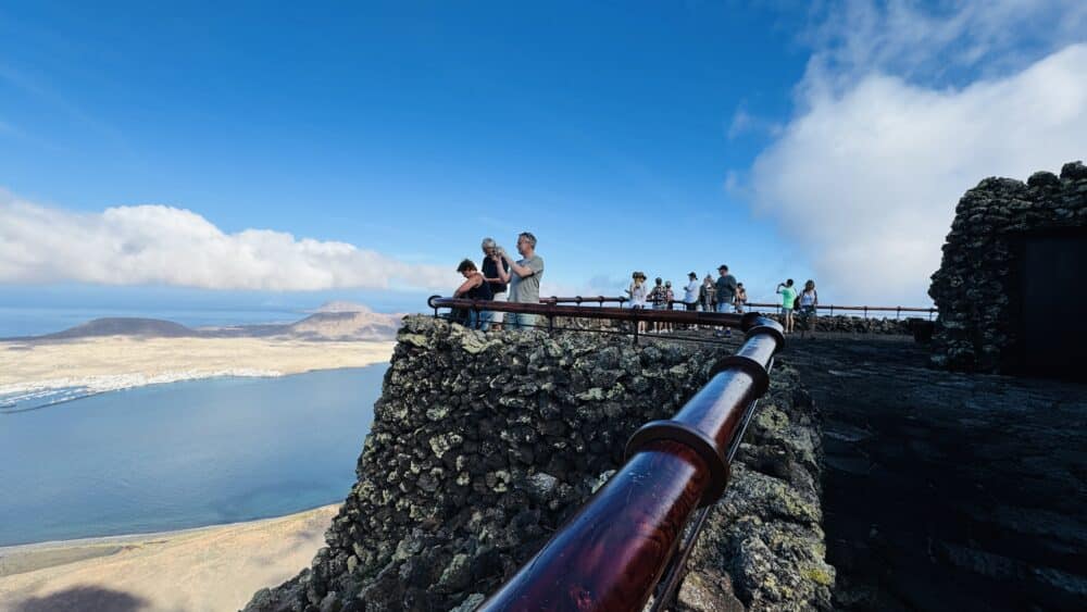 Terraz inferior del Mirador del Río con vistas al archipiélago Chinijo.