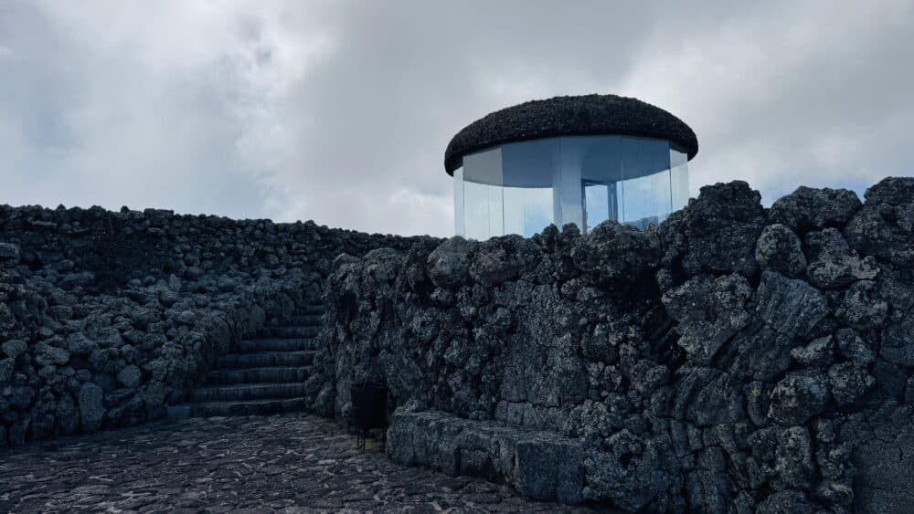 Terraza superior del Mirador del Río con vistas al archipiélago Chinijo.