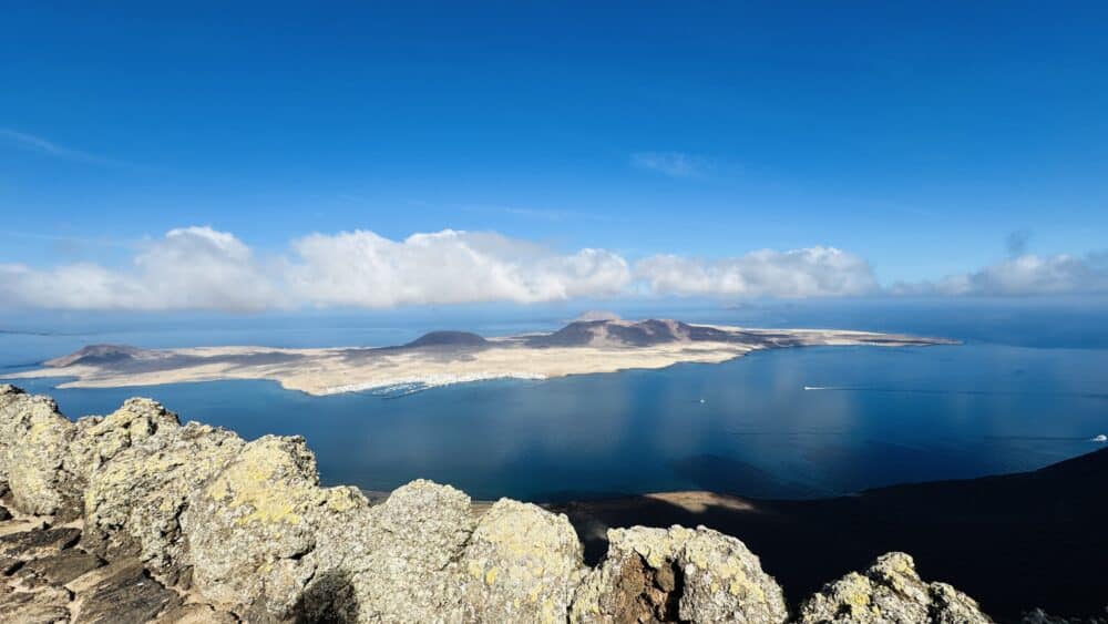 Vista panorámica del Mirador del Río en Lanzarote hacia la isla de La Graciosa.