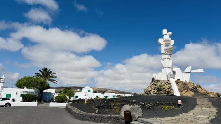 Monumento al campesino y de fondo el museo del Campesino de Lanzarote