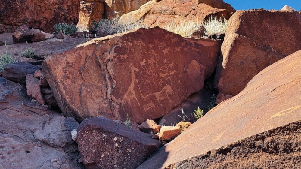 Twyfelfontein (UNESCO): con más de 2 500 petroglifos (hasta 6 000 años de antigüedad)