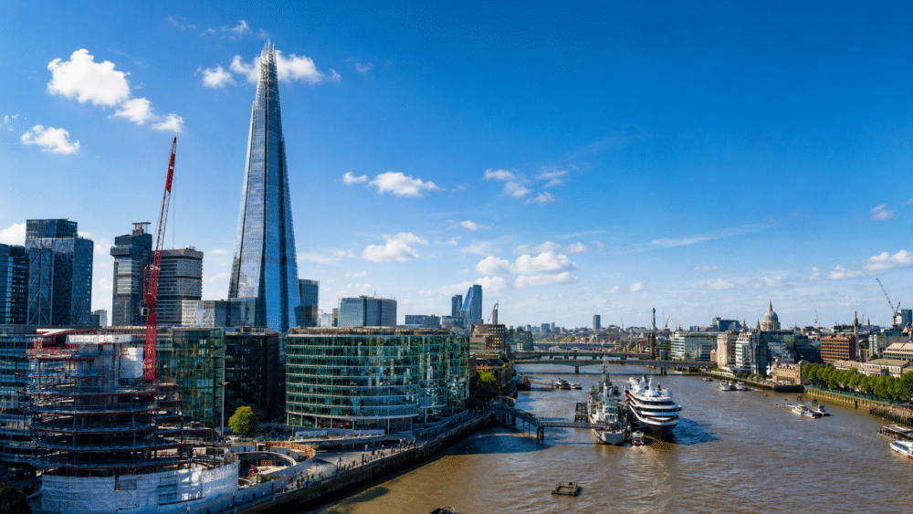 The Shard, un edificio en forma de pirámide de cristal fina con un mirador