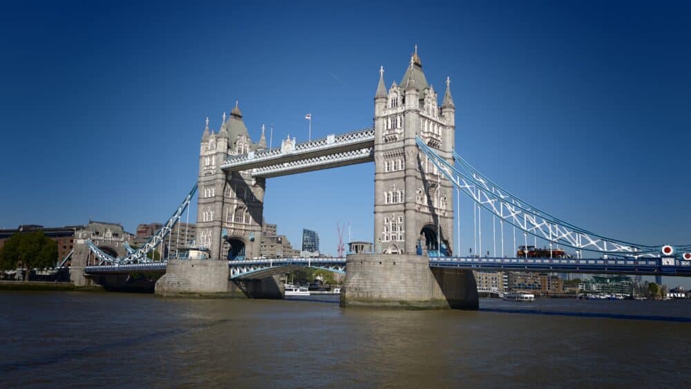 La Tower of Bridge imponente, una obra de ingenieria que pudimos ver en directo como se abria para dar paso a un barco velero