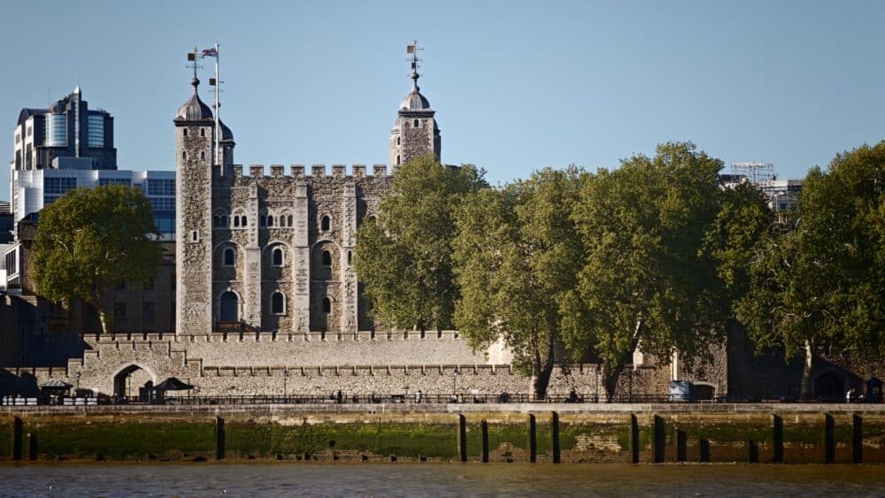 La Tower of London, el primer castillo real de Londres y prisión famosa donde dicen todavía está el fantasma de Ana Bolena