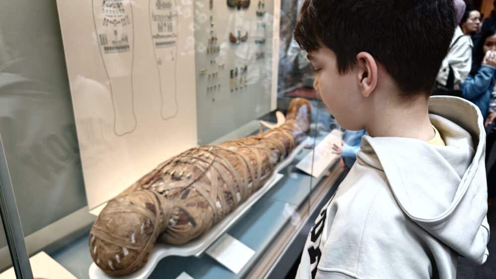 Visitando el British Museum con niños, en el momento de ver las momias que les sorprendió tanto