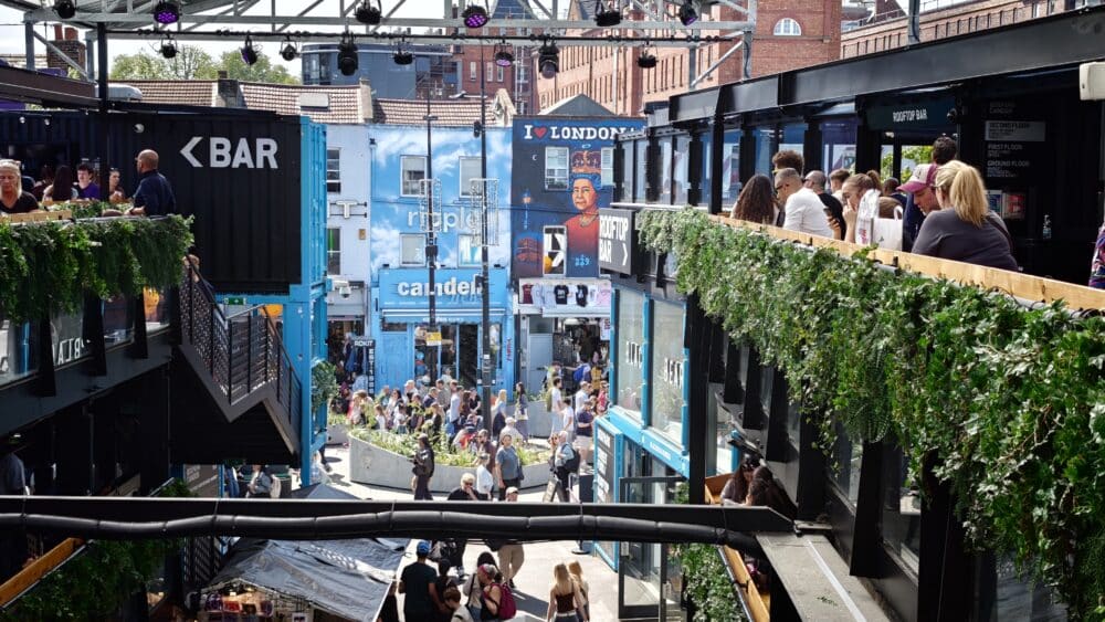 En Candem en el mercado donde todo son contenedores de barco reconvertidos en puestos para comer o tomar algo