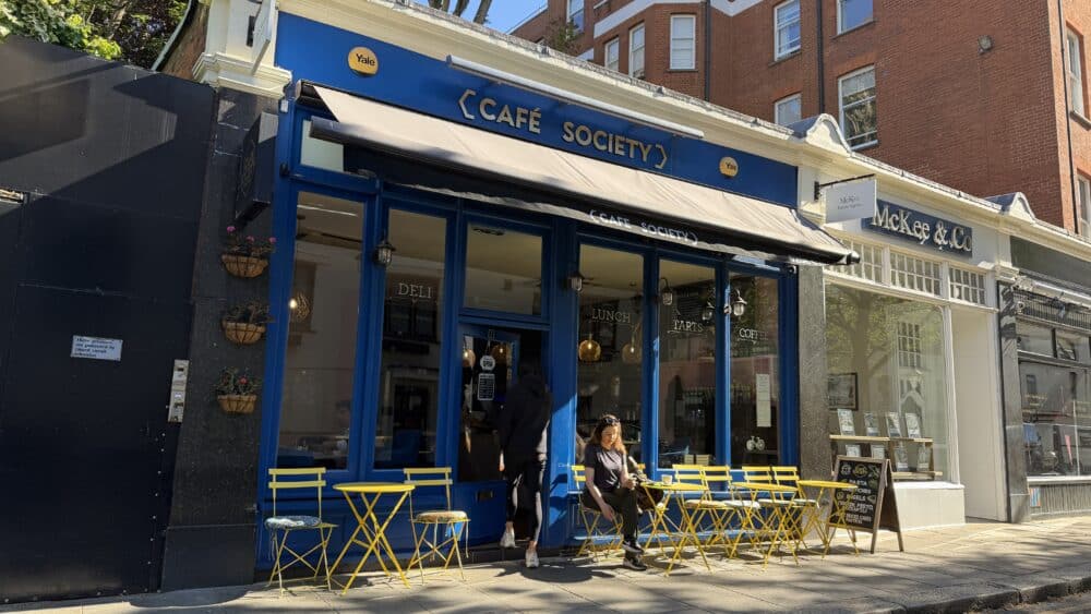 Café society cerca de Hyde Park donde desayunamos como reyes