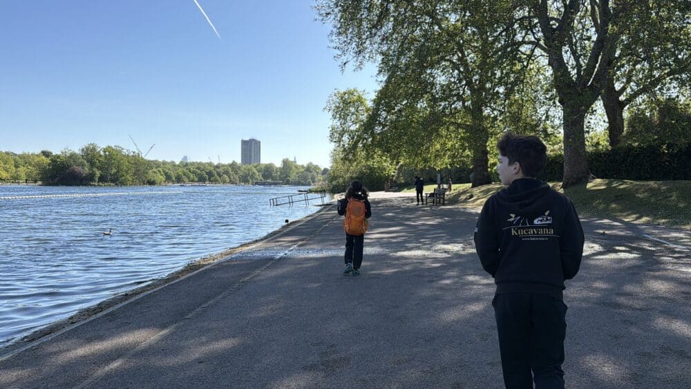 Paseando a orillas del Lido del Serpentine de Hyde Park de Londres, donde se bañan en verano los londinenses