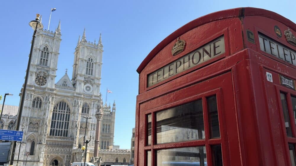 La Abadia de Westminister fotogénica con una cabina de teléfono tipica roja
