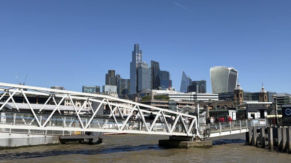 A City, o bairro mais antigo e mais moderno de Londres, repleto de contrastes e atual distrito financeiro da cidade.