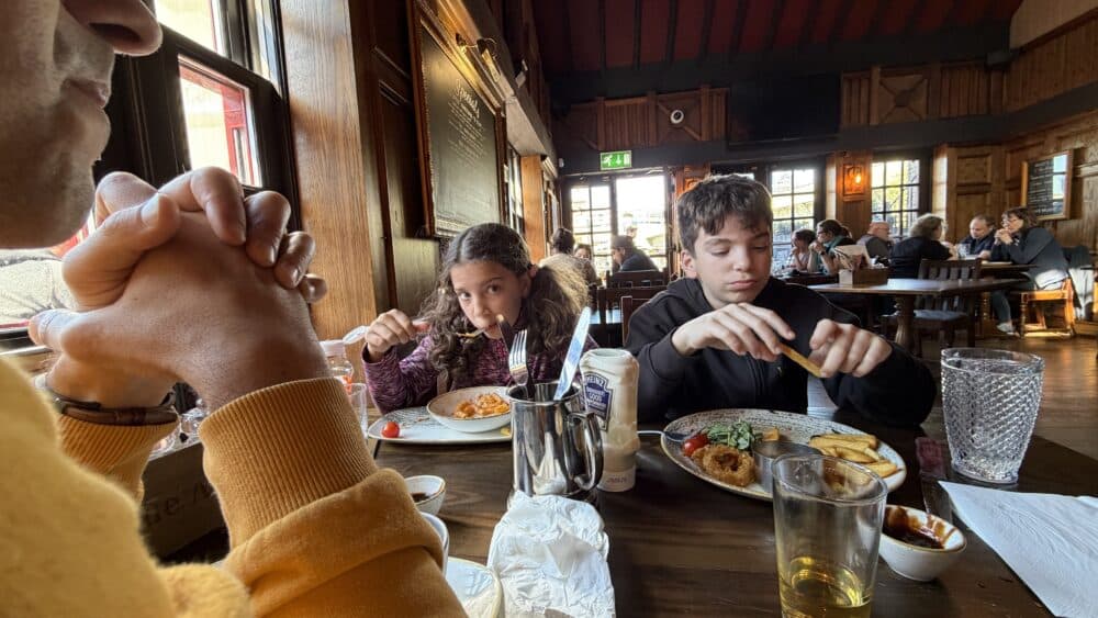Comiendo en el pub Anchor Bankside