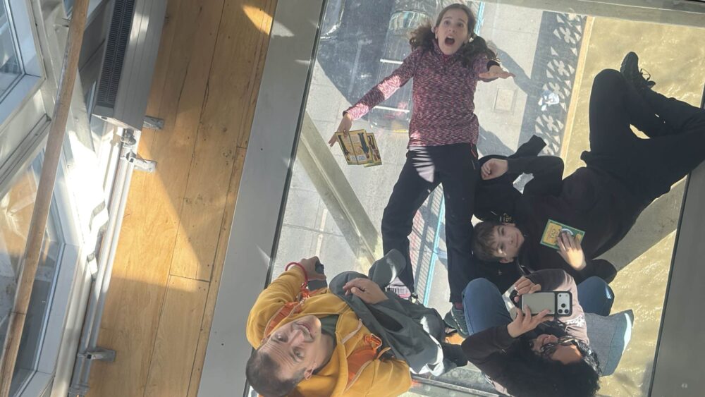 Foto divertida que nos hicimos dentro de las pasarelas del Tower of Bridge donde el suelo es de cristal y toda una experiencia pasar por allí