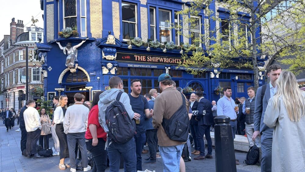 Ambientazo en un pub cercano al metro de Tower Bridge después del trabajo sobre las 17:30-18h