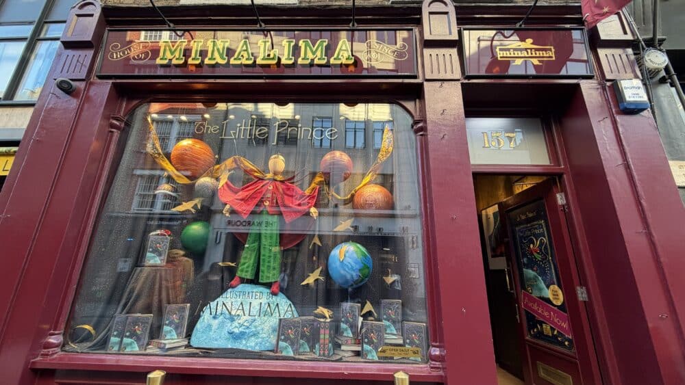 Aparador de la tienda de Minalima, de los ilustradores de Harry Potter en el barrio del Soho de Londres