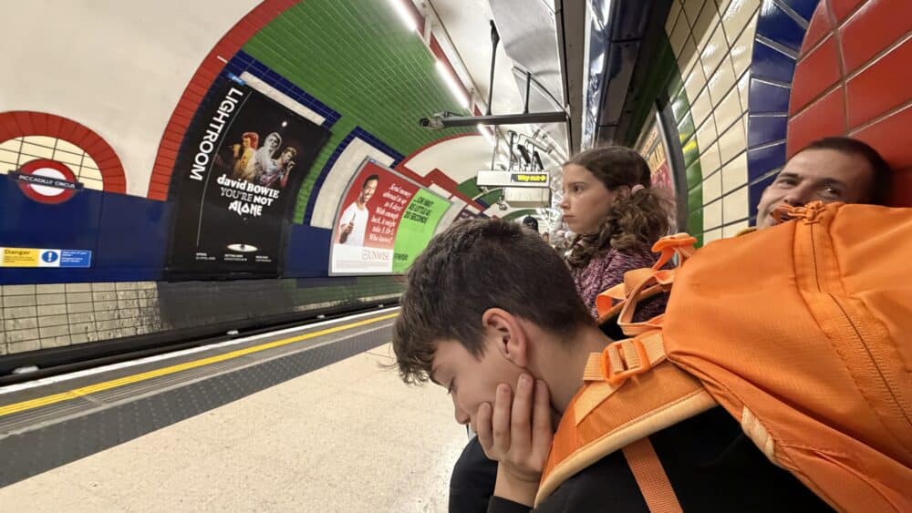 Notre famille voyageant dans le métro londonien avec des enfants