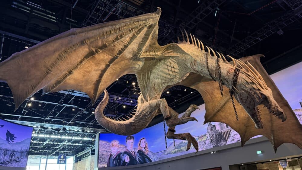 Entrada a Harry Potter Studios con el gran Dragón
