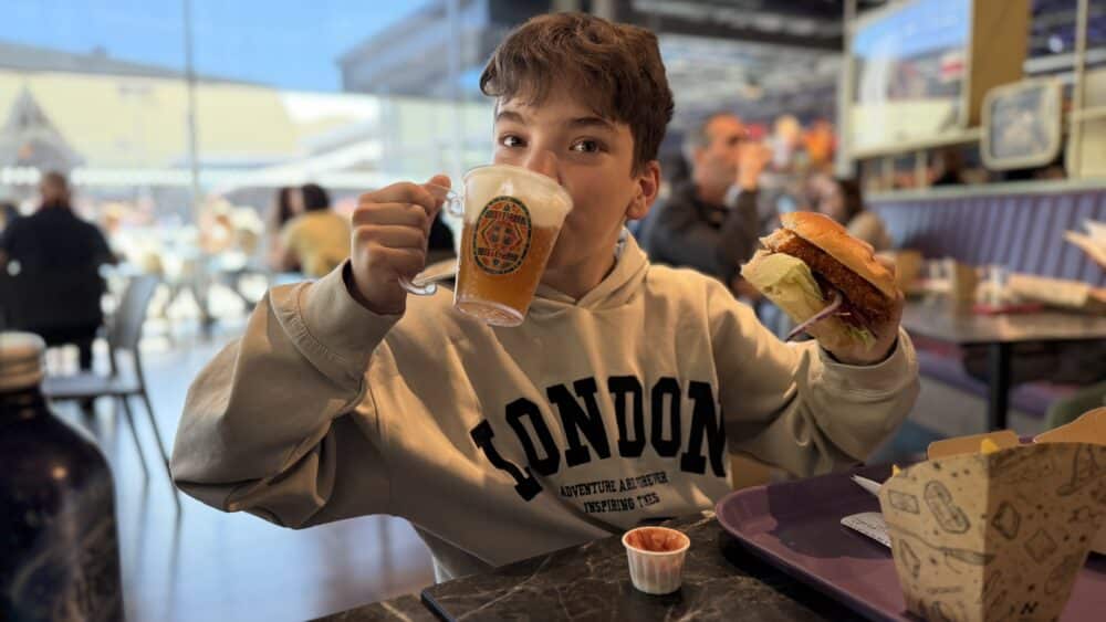 Tomando una butterbeer, cerveza de mantequilla en el restaurante de Harry Potter Studios