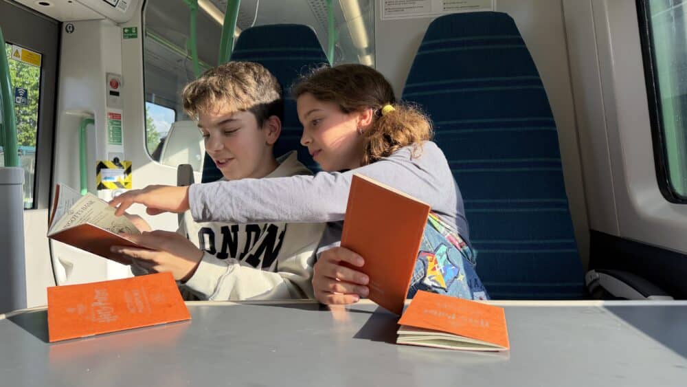 En el tren d vuelta de los Studios Harry Potter emocionados con sus pasaportes completados (lo único gratis que encontraás en Studios)