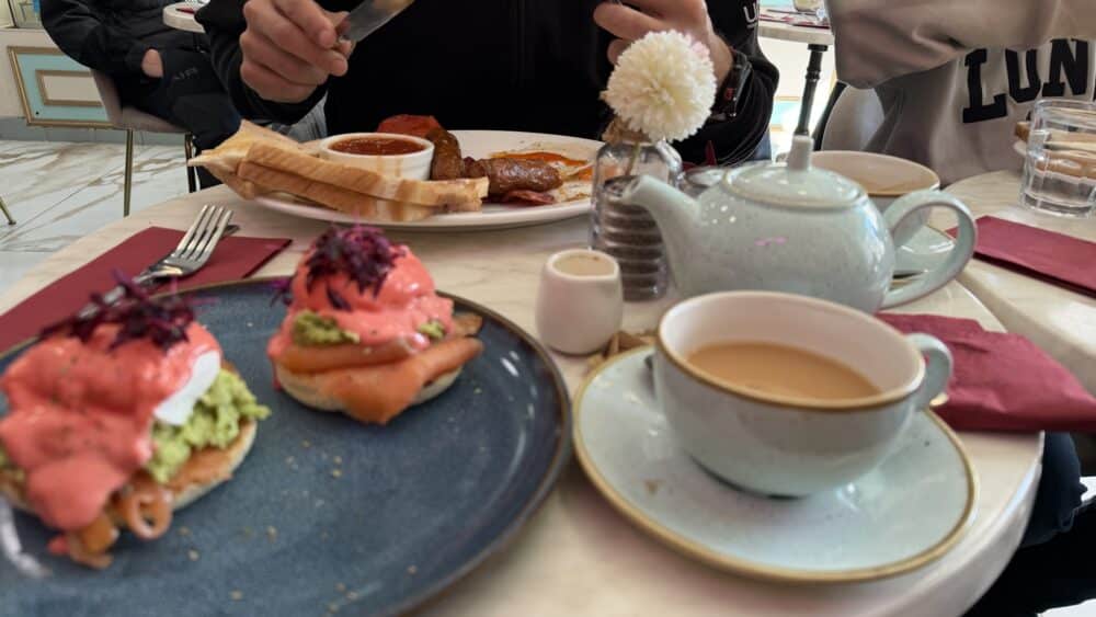 Desayunando un desayuno inglés completo y unos buenos huevos Benedict en Londres