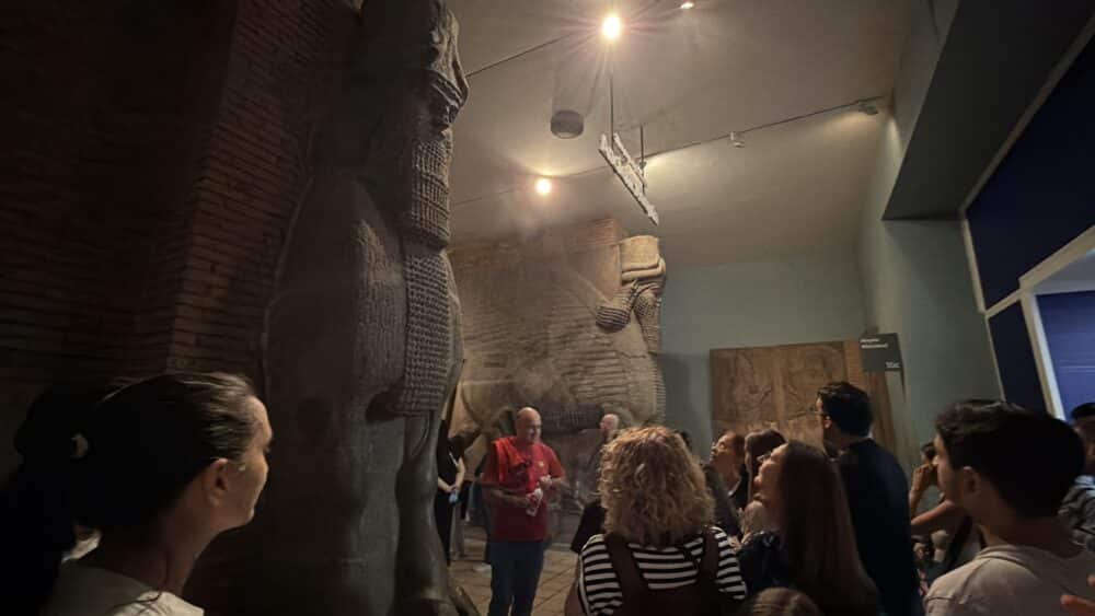 Impresionantes esculturas asirias guardianas, conocidas como: Lamassu