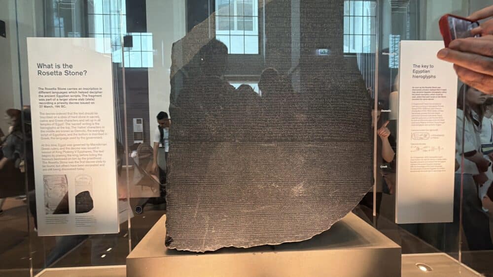 La piedra Rosetta original del British Museum ( lo digo porque hay una falsa en otra sala)