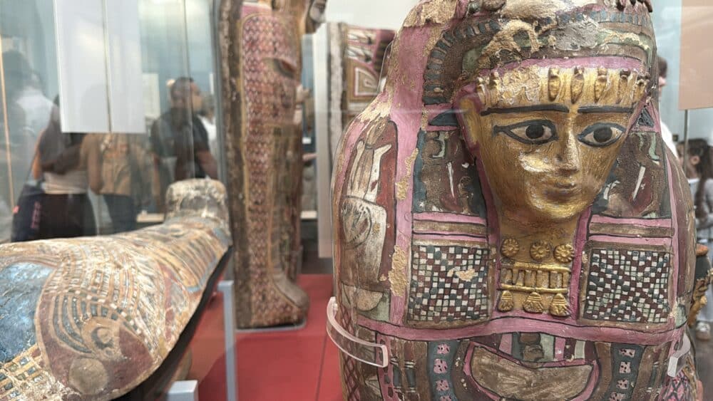 Sarcófagos coloridos con momias del British Museum, la sala con más gente del museo
