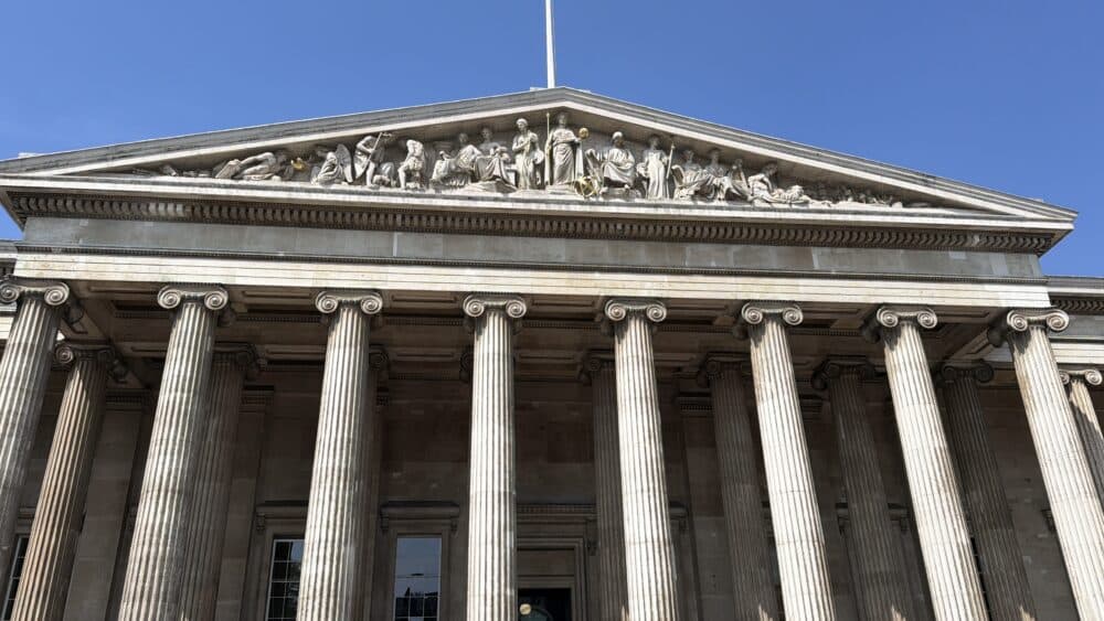 Fachada del British Museum que parece un templo griego o romano