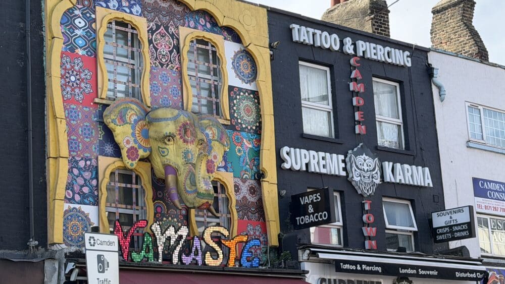 Fachadas con murales chulísimos de tiendas de la principal calle de Candem