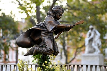 Leicester Square: luces, ambiente y personajes famosos en pleno centro como la estatua de Harry Potter